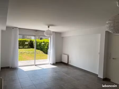 t2 proche remparts avec terrasse  garage et jardin