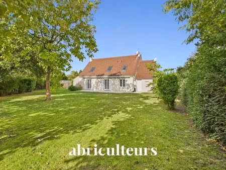 maison spacieuse à avilly st léonard  beau jardin paysager  gare de chantilly à 5 mn
