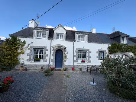 proche commerces et mer  maison familiale du 19ème siècle au caractère régional avec véran