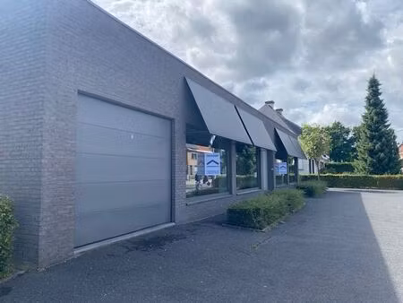 grand bâtiment commercial à usage polyvalent