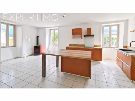 appartement 104 m2 plein centre village  3 chambres