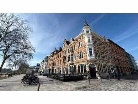 bureau rénové à louer au 't zuid à anvers.