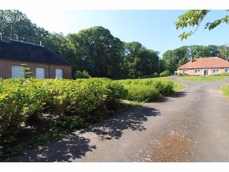 propriété sur un terrain de 12888 m² comprenant 2 habitations (185m² et 75 m²)