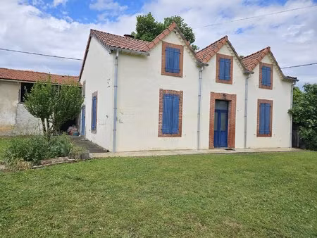ferme de caractère avec 2013m2 de jardin et dépendances