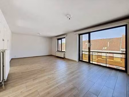 appartement deux chambres avec garage. libre de suite.