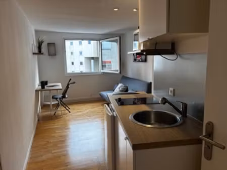 beau studio lumineux au calme donnant sur une cour intérieur