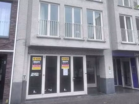 modern handelspand op een toplocatie op de grote markt