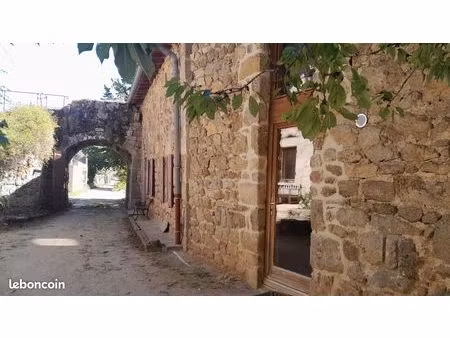 a louer spacieux logement au château de grozon