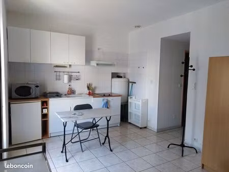 agréable studio meublé avec balcon