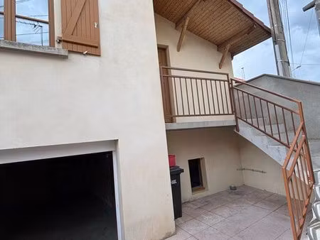 maison avec garage et petit extérieur