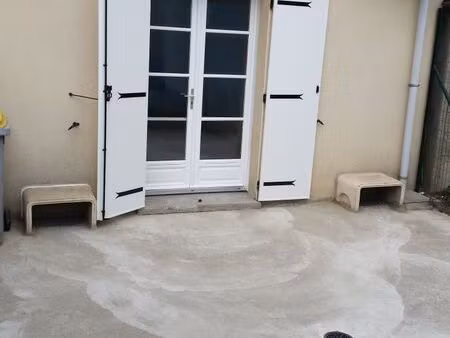 maison récente cour et sous-sol liesse
