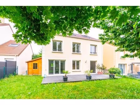 maison de 6 pièces de 146 m² à plaisir