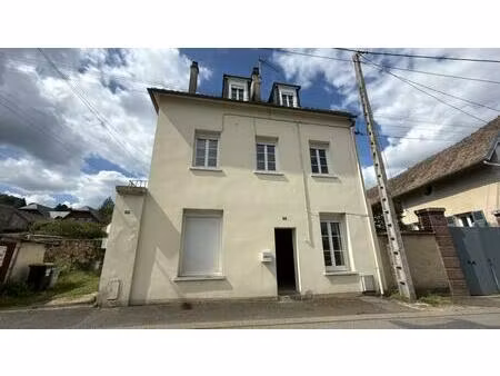 appartement t4 78m² avec cour et cave privative à rénover