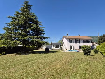 maison familiale de 250m² avec jardin et piscine