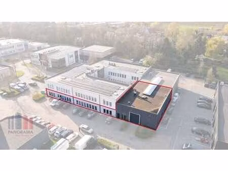 529 m² de bureaux avec 205 m² d'entrepôt et 10 places de ...