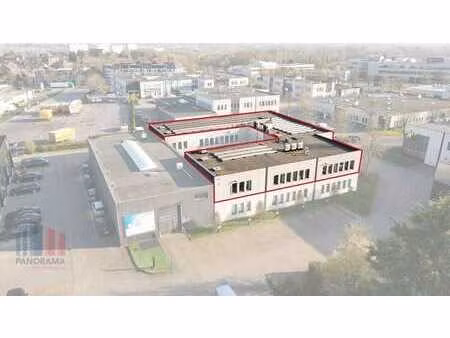 900 m² de bureaux et 11 places de parking  visibilité de...