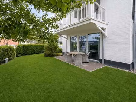 lichtrijk gelijkvloers appartement met tuin in duinenwater