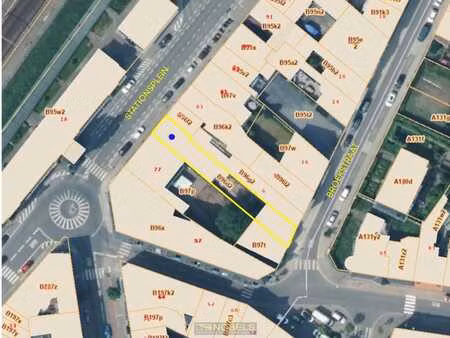 te koop  commerciële eigendom op toplocatie aan het stati...