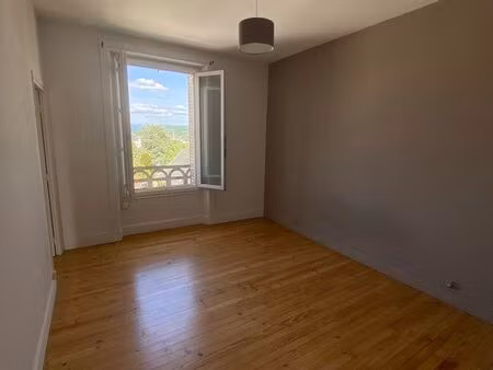 t2 lumineux 57m² proche hôpital + parking possible – aurillac