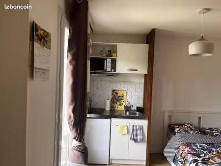 studio meublé avec balcon  en zone pavillonnaire