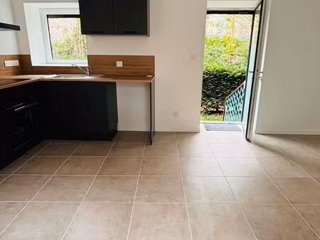 t2 entièrement rénové avec jardin – proche centre ville