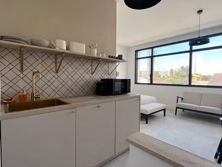 grand studio lumineux 950 euros toutes charges comprises