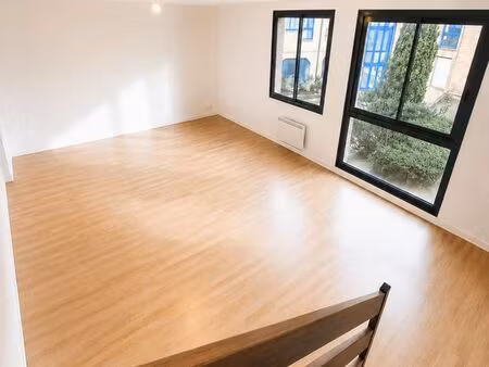 duplex 65 m² – 2 chambres + espace aménageable (dressing / cellier) – proche port / centre