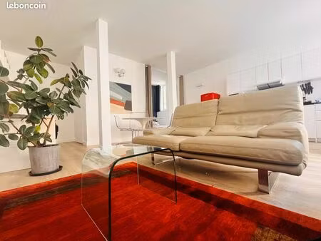 appartement refait à neuf ouvert sur la cité historique