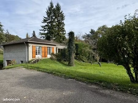villa de plain-pied à rénover avec vue dégagée et grand terrain