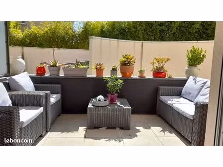 t3 + terrasse sans vis-à-vis + 2 parkings – résidence avec piscine – villefranche-sur-saôn