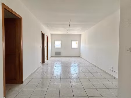 location locaux professionnels 4 pièces 64 m² à lambesc (13410)  720 €