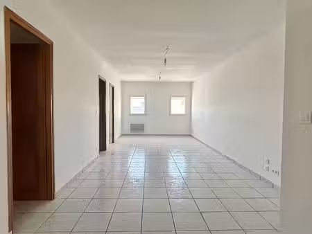 location locaux professionnels 4 pièces 64 m² à lambesc (13410)  870 €