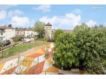 t2 intégralement rénové au coeur du village