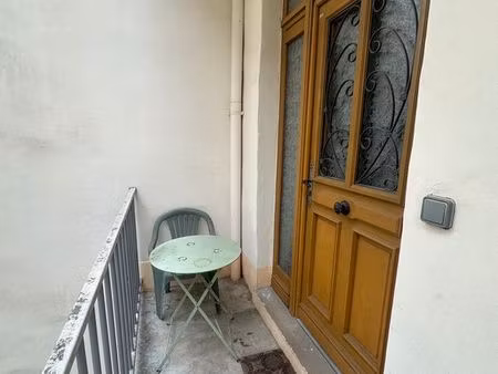 lyon 2e entre confluence et perrache: t2 vendu libre et meuble en bon etat
