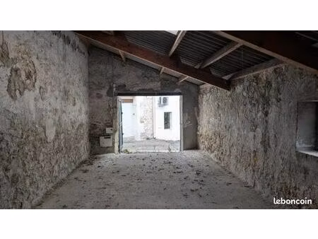 local 44 m2 pont de crau