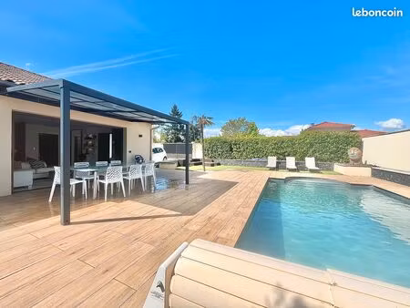 maison plein pieds - piscine - cour privative