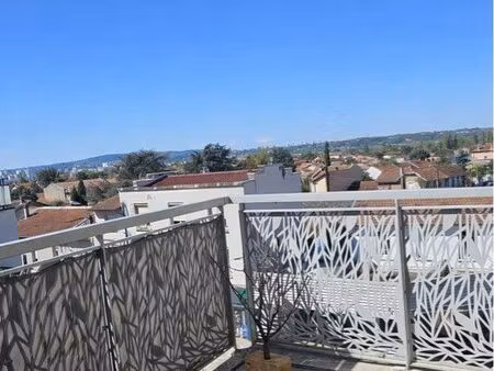appartement t3 decines cette avec balcon et garage
