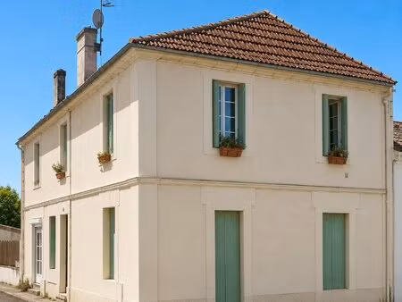 immeuble en pierre (3 logements dont 1 vendu occupé)