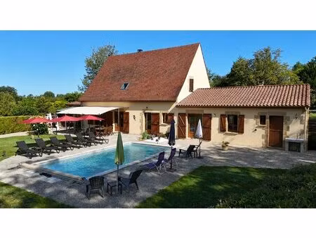 ensemble contemporain avec maison principale  gîte indépendant  piscine chauffée et vaste.