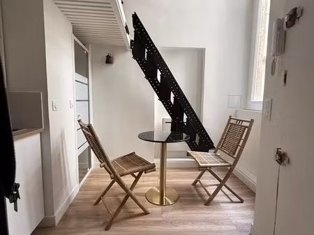paris 4e – studio rénové avec mezzanine – 17 38 m² carrez / 20 m² au sol