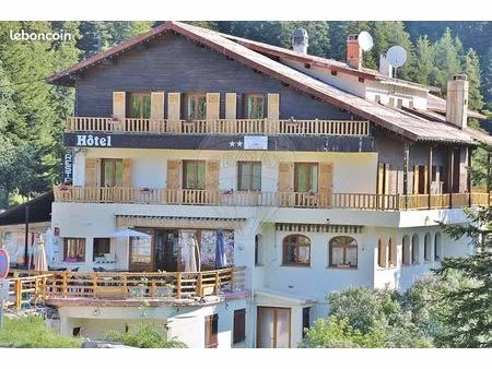 commerce bar  hôtel  restaurant 1 800 m²