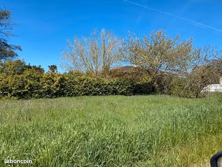 terrain 838m2 viabilisé pechbonnieu