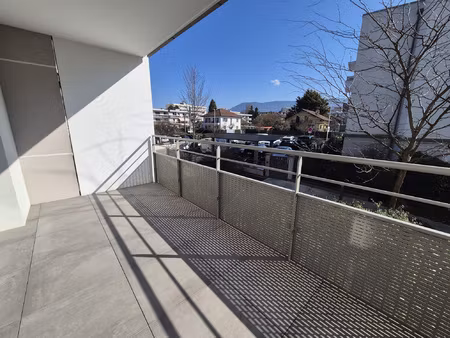 2 pieces dans immeuble de 2017 -parking et grenier