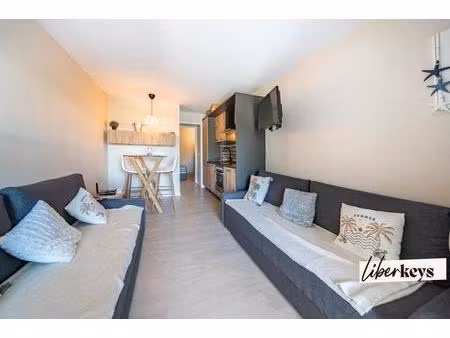 studio meublé et rénové avec coin nuit séparé et terrasse au sein de cap esterel