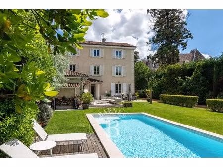 ecully - maison d'environ 300 m² - 5 chambres - terrain de 1380m² - piscine