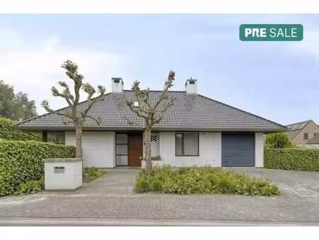 deze ruime villa op een perceel van 636 m² in oostrozebeke.