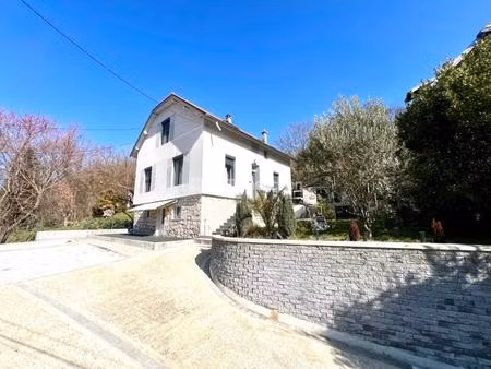 maison constituée de 3 appartements indépendants