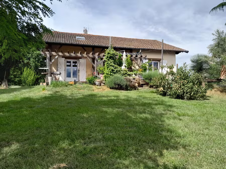 maison indépendante en coteau avec piscine et parc arboré.