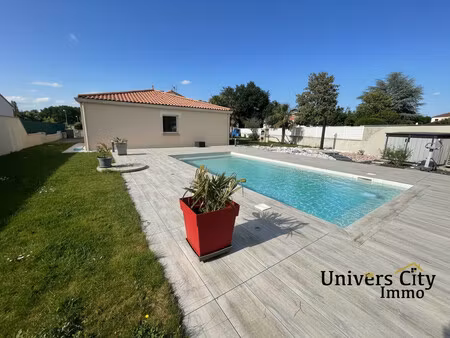 maison de plain-pied aux belles prestations avec 4 chambres + 1