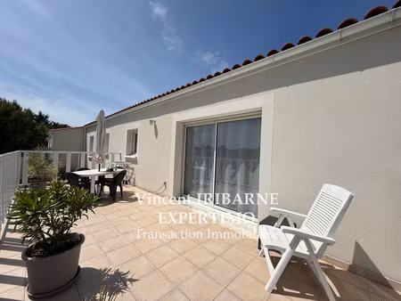 maison de plain-pied  3 chambres  garage et jardin  saintes rive gauche
